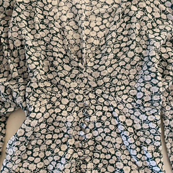 Women’s Abercrombie & Fitch size xs green & white floral print button down front - Picture 7 of 7